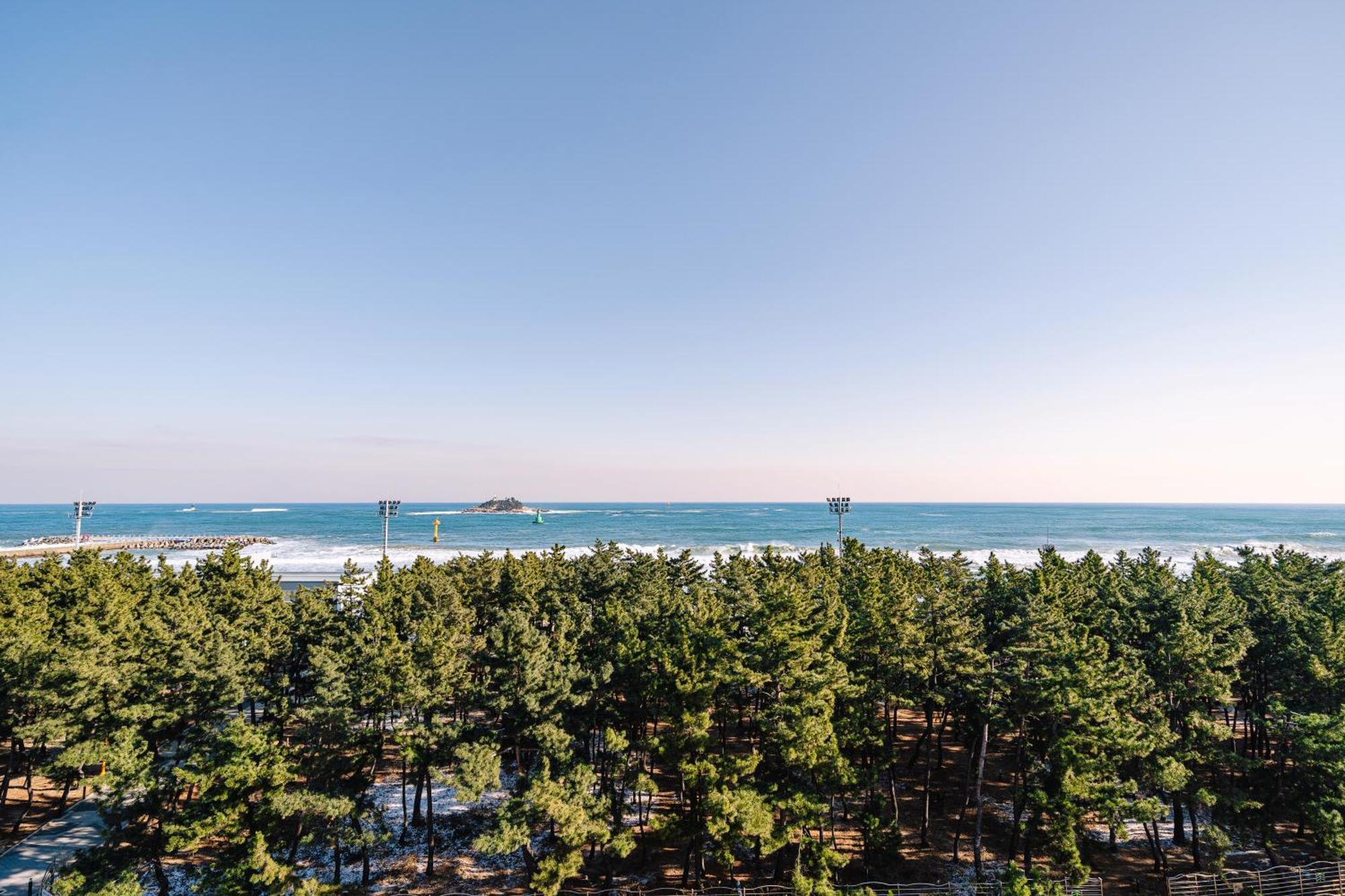 Urbanstay Sokcho Beach Ab מראה חיצוני תמונה
