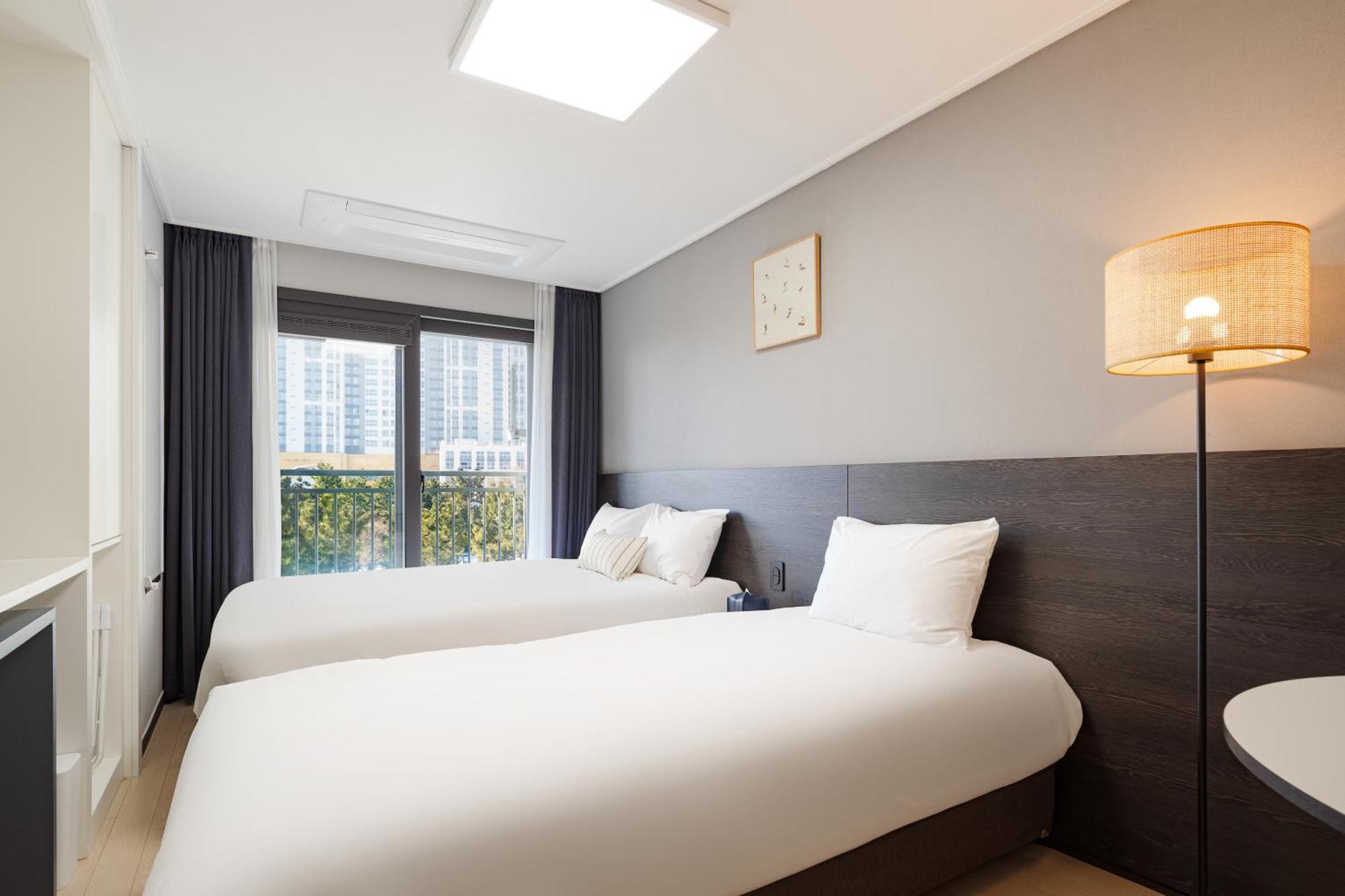 Urbanstay Sokcho Beach Ab מראה חיצוני תמונה